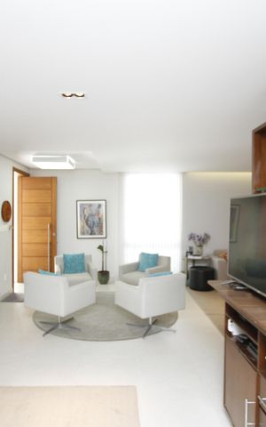 Casa à venda com 291m², 5 quartos e 8 vagasSala