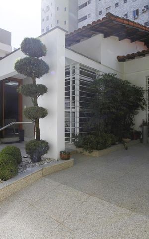 Casa à venda com 291m², 5 quartos e 8 vagasEntrada