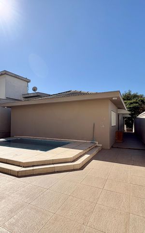 Casa à venda com 230m², 4 quartos e 5 vagas Casa à venda com 230m², 4 quartos e 5 vagasPiscina