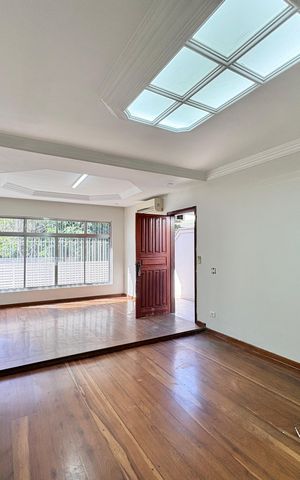 Casa à venda com 230m², 4 quartos e 5 vagas Casa à venda com 230m², 4 quartos e 5 vagasSala