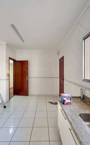 Casa à venda com 230m², 4 quartos e 5 vagas Casa à venda com 230m², 4 quartos e 5 vagasCozinha