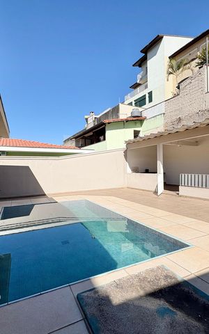 Casa à venda com 230m², 4 quartos e 5 vagas Casa à venda com 230m², 4 quartos e 5 vagasPiscina