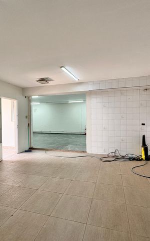 Casa à venda com 230m², 4 quartos e 5 vagas Casa à venda com 230m², 4 quartos e 5 vagasGaragem