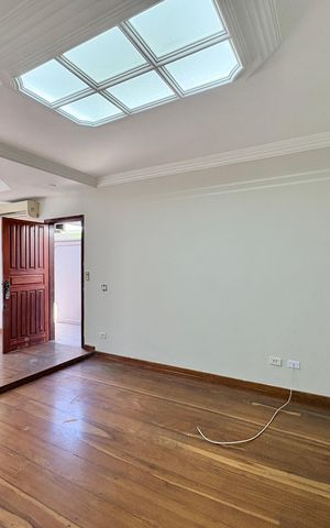 Casa à venda com 230m², 4 quartos e 5 vagas Casa à venda com 230m², 4 quartos e 5 vagasSala