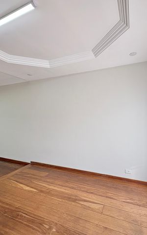 Casa à venda com 230m², 4 quartos e 5 vagas Casa à venda com 230m², 4 quartos e 5 vagasSala