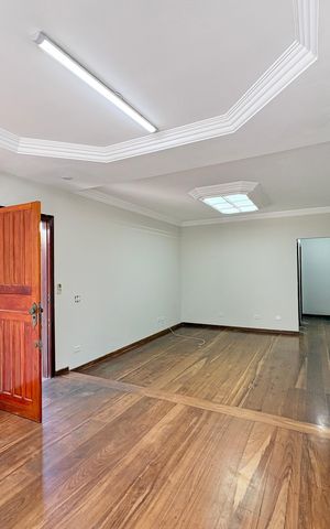 Casa à venda com 230m², 4 quartos e 5 vagas Casa à venda com 230m², 4 quartos e 5 vagasSala