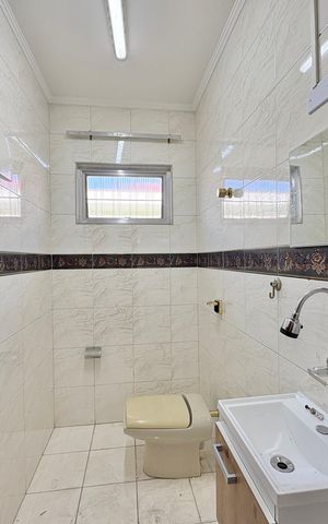 Casa à venda com 230m², 4 quartos e 5 vagas Casa à venda com 230m², 4 quartos e 5 vagasBanheiro