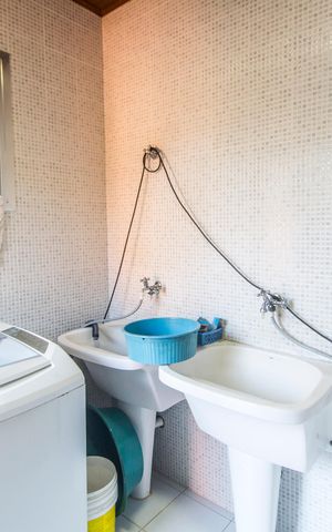 Casa de condomínio à venda com 293m², 3 quartos e 8 vagas Casa de condomínio à venda com 293m², 3 quartos e 8 vagasÁrea de Serviço