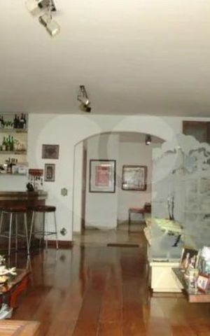 Casa à venda com 367m², 4 quartos e 6 vagas