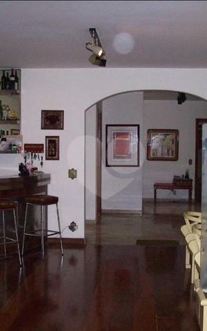 Casa à venda com 367m², 4 quartos e 6 vagas