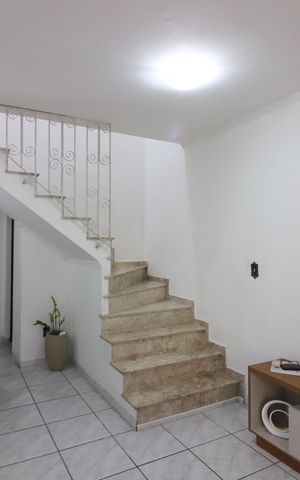 Casa à venda com 168m², 4 quartos e 2 vagasSala 