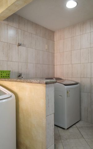Casa de condomínio à venda com 300m², 3 quartos e 2 vagas Casa de condomínio à venda com 300m², 3 quartos e 2 vagasLavanderia