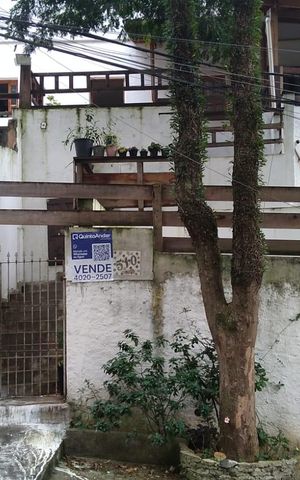 Casa à venda com 241m², 5 quartos e 2 vagas Casa à venda com 241m², 5 quartos e 2 vagasFachada