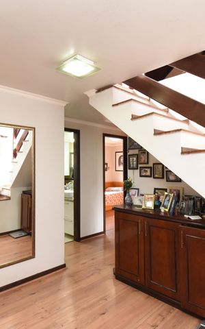 Casa à venda com 440m², 4 quartos e 3 vagasCorredor/Escadas
