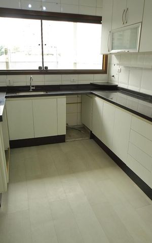 Casa para alugar com 248m², 3 quartos e 5 vagasCozinha 