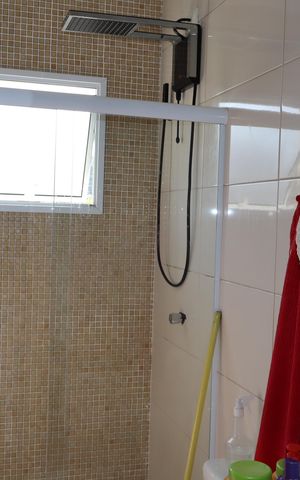 Casa à venda com 93m², 2 quartos e 2 vagasBanheiro suíte 1