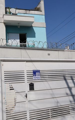 Casa à venda com 93m², 2 quartos e 2 vagasFachada e portão