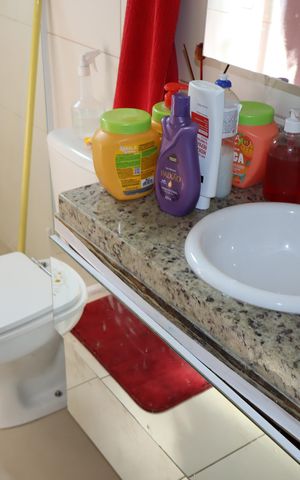 Casa à venda com 93m², 2 quartos e 2 vagasBanheiro suíte 1