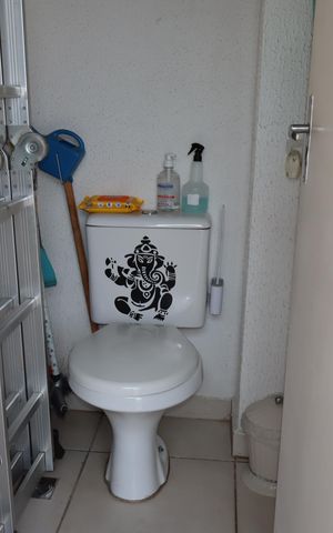 Casa à venda com 93m², 2 quartos e 2 vagasBanheiro de serviço