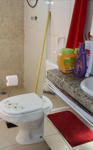 Casa à venda com 93m², 2 quartos e 2 vagasBanheiro suíte 1