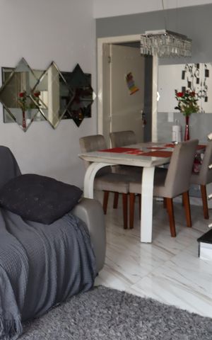 Casa à venda com 93m², 2 quartos e 2 vagasSala