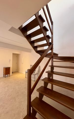Apartamento para alugar com 135m², 2 quartos e 1 vaga Apartamento para alugar com 135m², 2 quartos e 1 vagaEscada