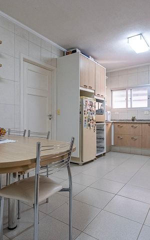 Apartamento à venda com 303m², 4 quartos e 3 vagas Apartamento à venda com 303m², 4 quartos e 3 vagasCozinha