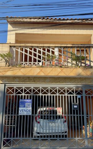 Casa à venda com 125m², 3 quartos e 2 vagas Casa à venda com 125m², 3 quartos e 2 vagasPlaca instalada na fachada do imóvel