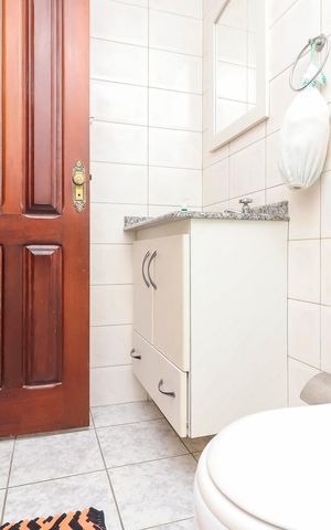 Casa à venda com 500m², 4 quartos e 7 vagasBanheiro de serviço