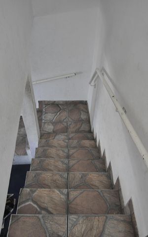 Casa à venda com 192m², 4 quartos e 2 vagasEscada