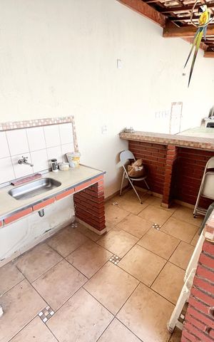 Casa à venda com 246m², 5 quartos e 3 vagas Casa à venda com 246m², 5 quartos e 3 vagasQuintal