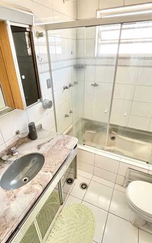 Casa à venda com 246m², 5 quartos e 3 vagas Casa à venda com 246m², 5 quartos e 3 vagasBanheiro