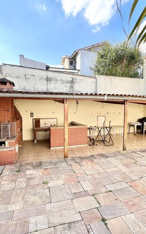 Casa à venda com 246m², 5 quartos e 3 vagas Casa à venda com 246m², 5 quartos e 3 vagasQuintal