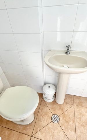 Casa à venda com 246m², 5 quartos e 3 vagas Casa à venda com 246m², 5 quartos e 3 vagasQuintal / Banheiro