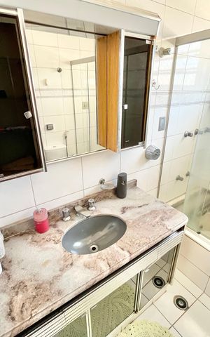 Casa à venda com 246m², 5 quartos e 3 vagas Casa à venda com 246m², 5 quartos e 3 vagasBanheiro