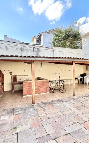 Casa à venda com 246m², 5 quartos e 3 vagas Casa à venda com 246m², 5 quartos e 3 vagasQuintal