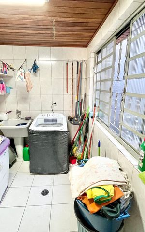 Casa à venda com 246m², 5 quartos e 3 vagas Casa à venda com 246m², 5 quartos e 3 vagasÁrea de Serviço