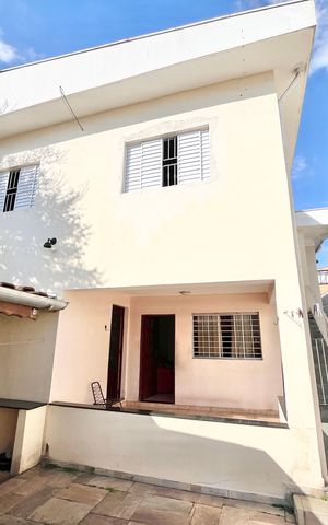 Casa à venda com 246m², 5 quartos e 3 vagas Casa à venda com 246m², 5 quartos e 3 vagasQuintal