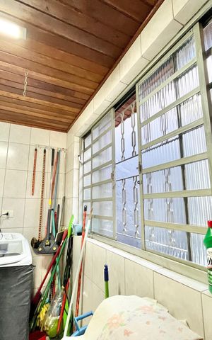 Casa à venda com 246m², 5 quartos e 3 vagas Casa à venda com 246m², 5 quartos e 3 vagasÁrea de Serviço