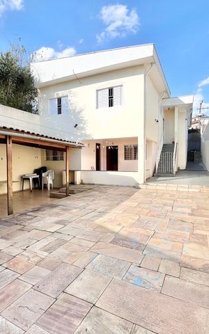 Casa à venda com 246m², 5 quartos e 3 vagas Casa à venda com 246m², 5 quartos e 3 vagasQuintal