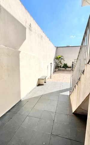 Casa à venda com 246m², 5 quartos e 3 vagas Casa à venda com 246m², 5 quartos e 3 vagasQuintal