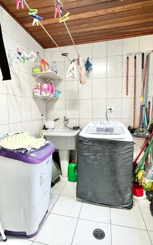 Casa à venda com 246m², 5 quartos e 3 vagas Casa à venda com 246m², 5 quartos e 3 vagasÁrea de Serviço