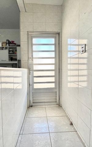 Casa à venda com 246m², 5 quartos e 3 vagas Casa à venda com 246m², 5 quartos e 3 vagasCorredor