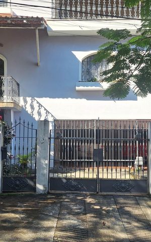 Casa à venda com 250m², 4 quartos e 4 vagas Casa à venda com 250m², 4 quartos e 4 vagasFachada