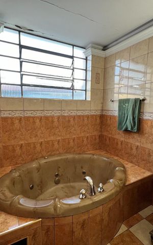 Casa para alugar com 350m², 4 quartos e 4 vagas Casa para alugar com 350m², 4 quartos e 4 vagasBanheiro