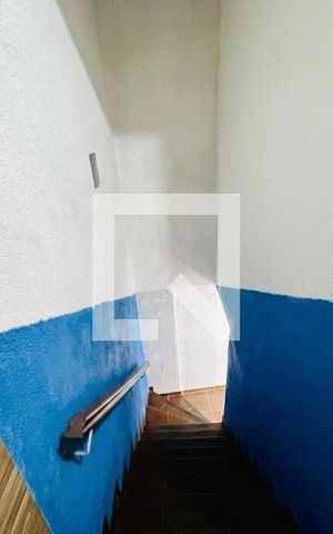 Casa à venda com 250m², 3 quartos e 2 vagas Casa à venda com 250m², 3 quartos e 2 vagasEscada