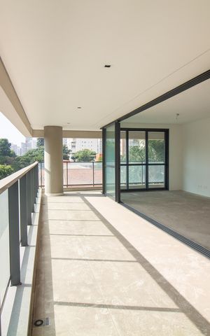 Apartamento à venda com 167m², 4 quartos e 2 vagas Apartamento à venda com 167m², 4 quartos e 2 vagasVaranda