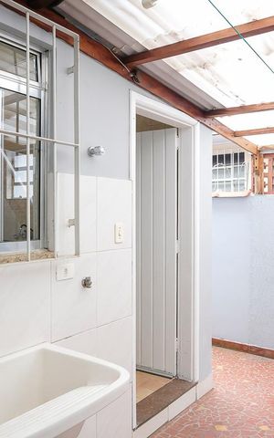 Casa à venda com 98m², 2 quartos e 1 vagaÁrea de serviço e quintal