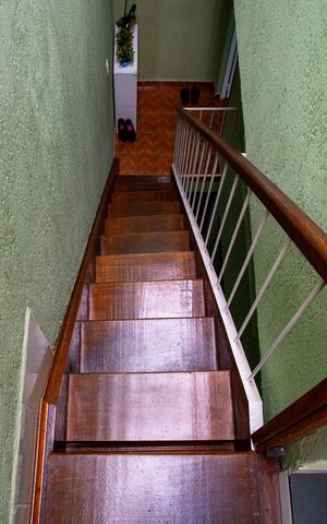 Casa à venda com 300m², 6 quartos e 2 vagasEscada