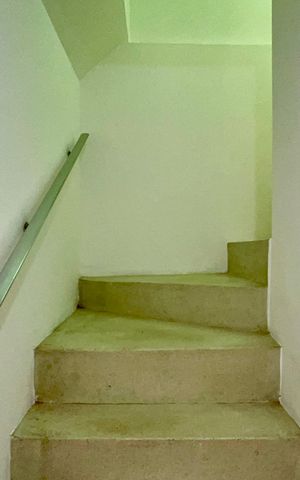 Casa à venda com 135m², 3 quartos e 2 vagas Casa à venda com 135m², 3 quartos e 2 vagasEscada